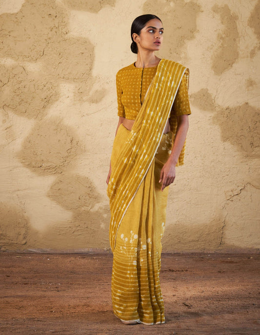 The Art of Choosing the Right Linen Saree Color for Your Skin Tone